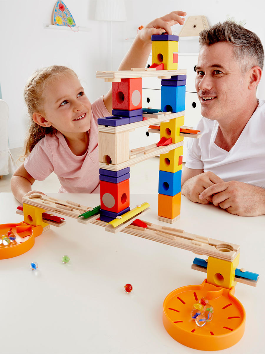 Изображение товара Деревянный конструктор Hape Гонки с музыкой и шариками, 97 деталей