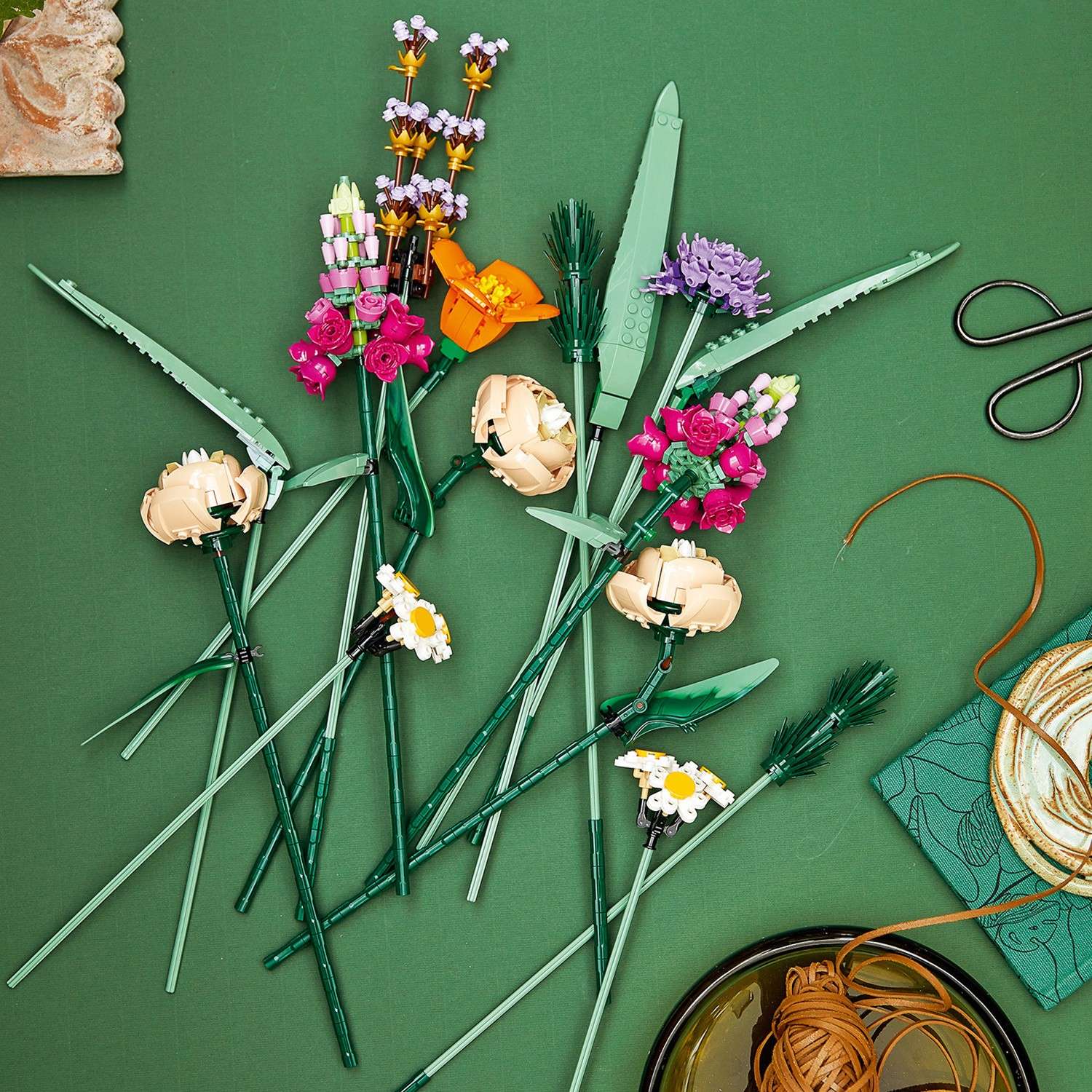 Конструктор LEGO Botanicals Букет цветов 756 дет. - фото 9