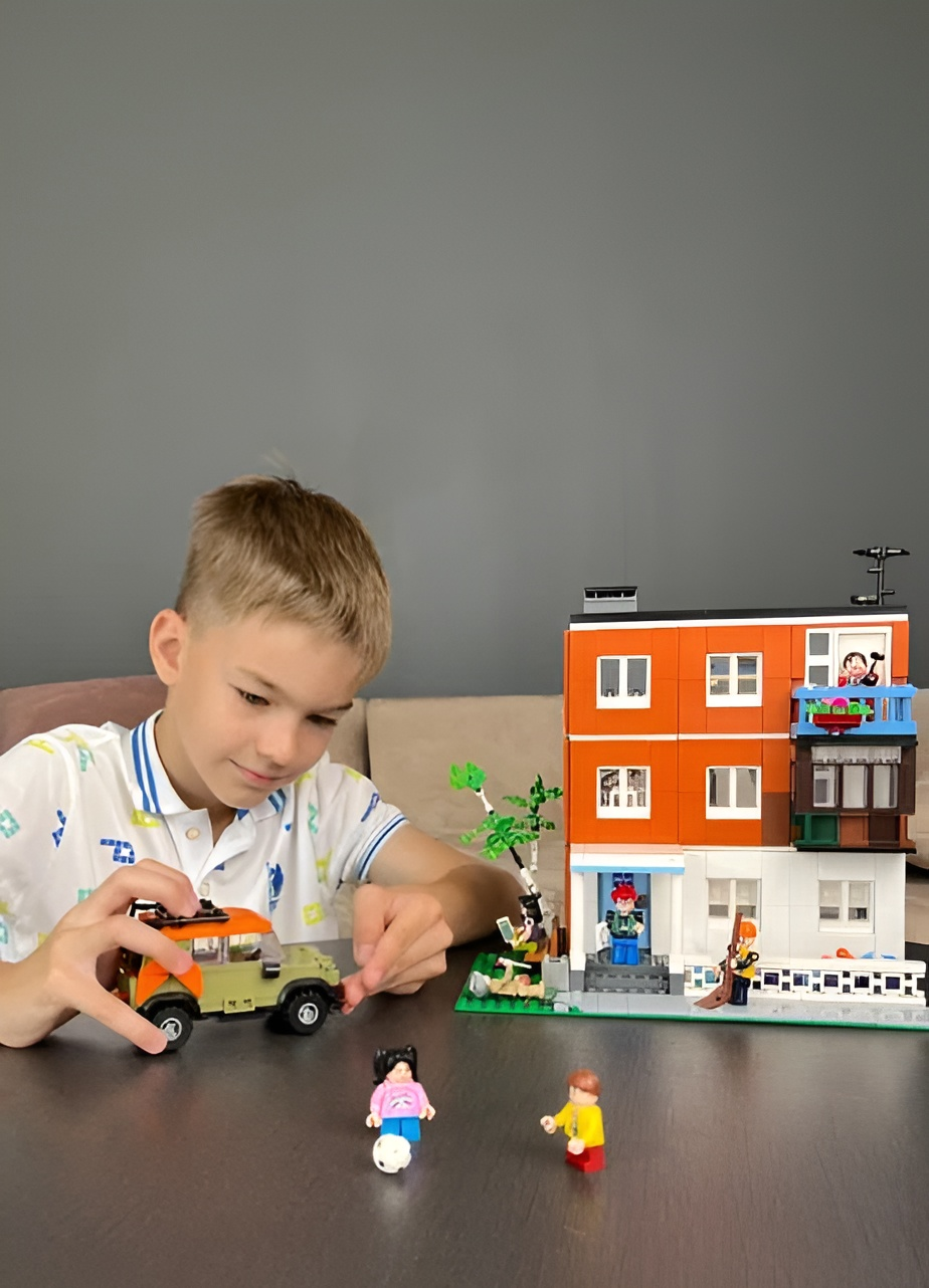 Конструктор brick labs Жилой дом Бриксити из мини-блоков 1097 дет. - фото 7