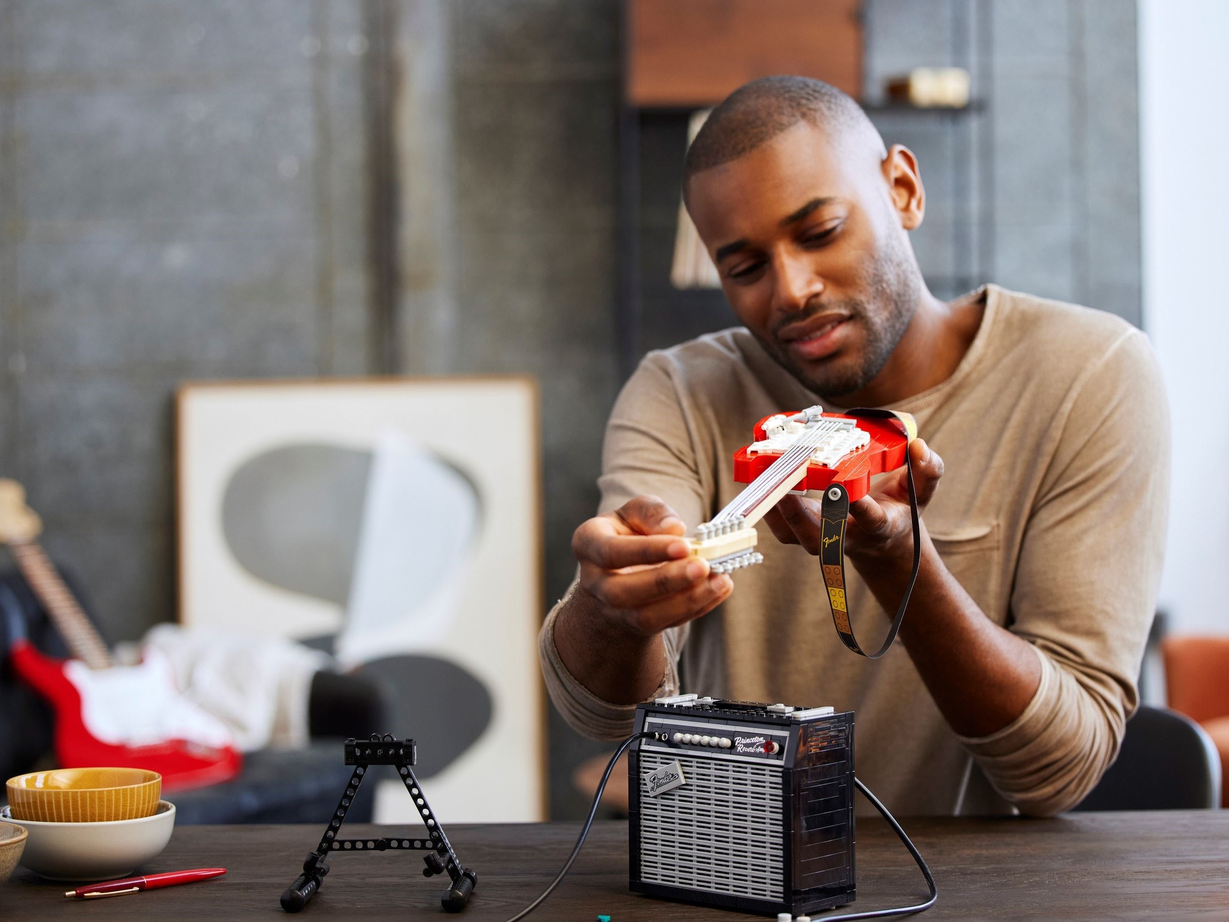 Конструктор LEGO Ideas Гитара Fender Stratocaster 2065 дет. - фото 2