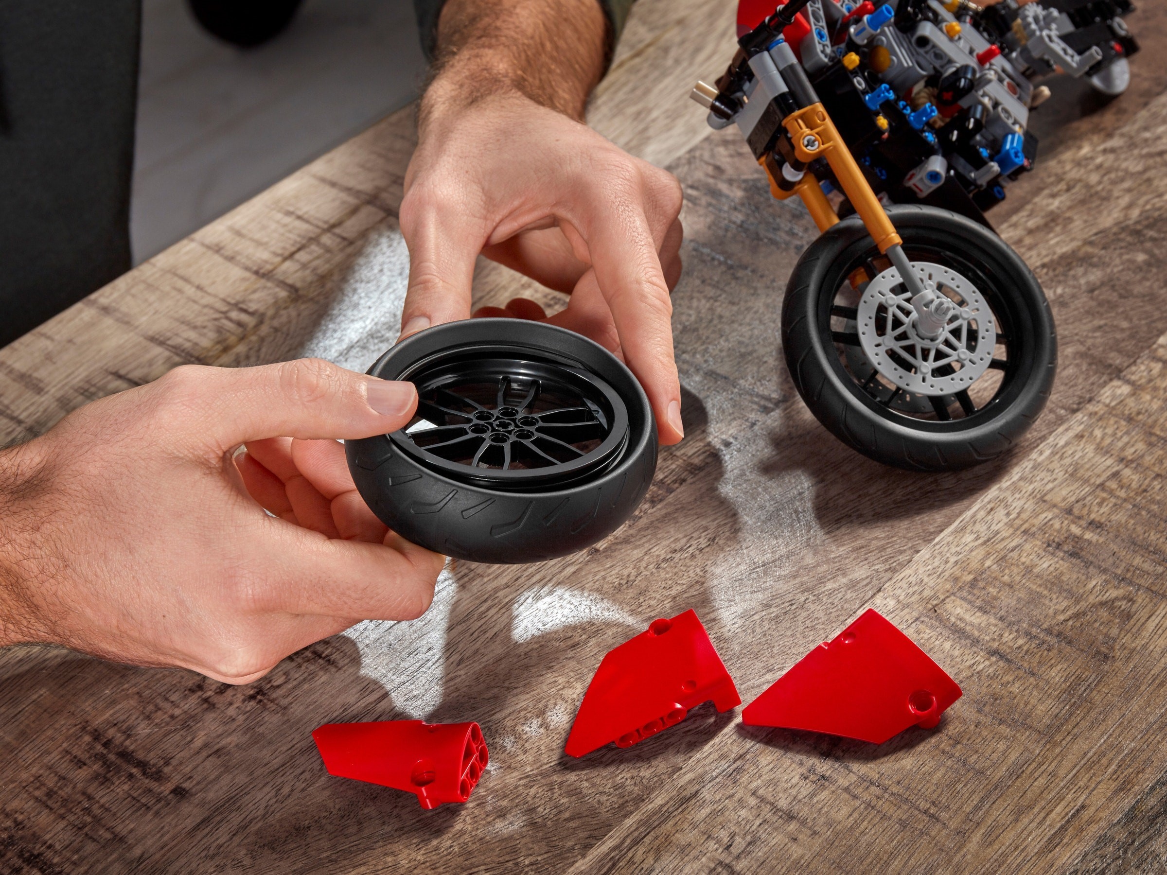Конструктор LEGO Technic 42107 646 дет. - фото 14