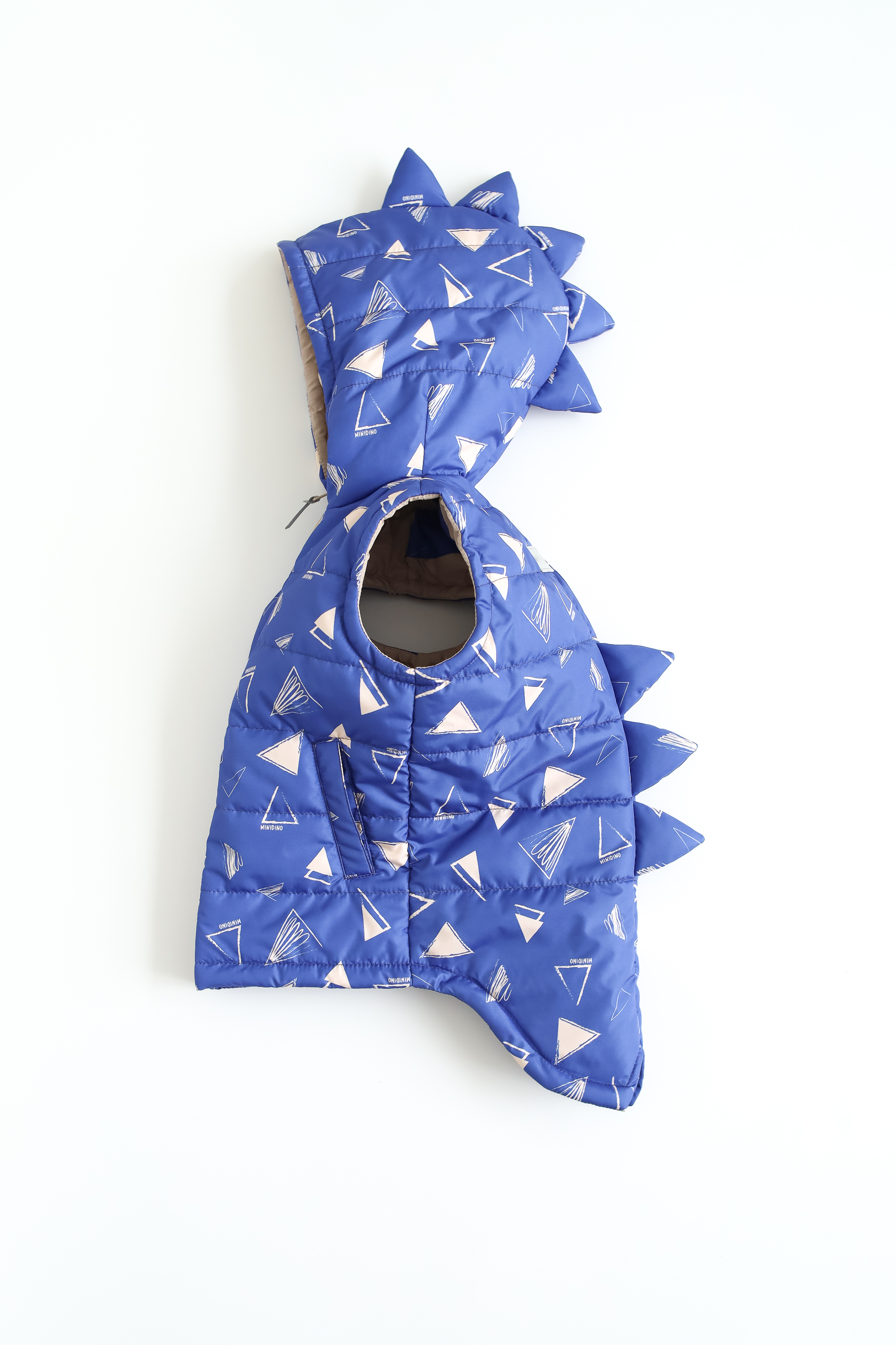 Жилет MINIDINO М010/1/ДЖилет утепленный детский Дино принт треугольник кобальт - фото 4