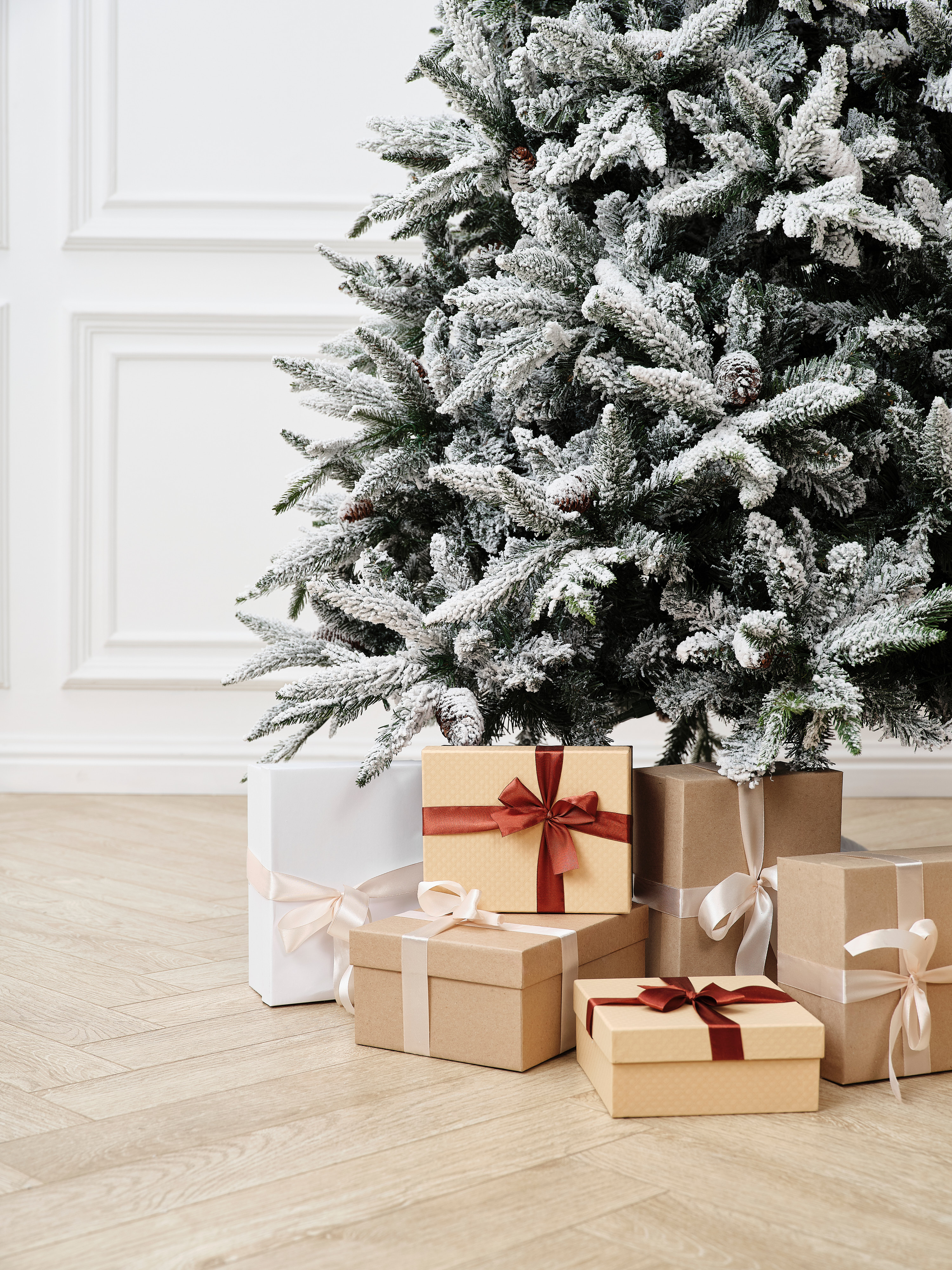 Елка искусственная BINOSHE Ile Grande заснеженная с шишкой 240 см - фото 6