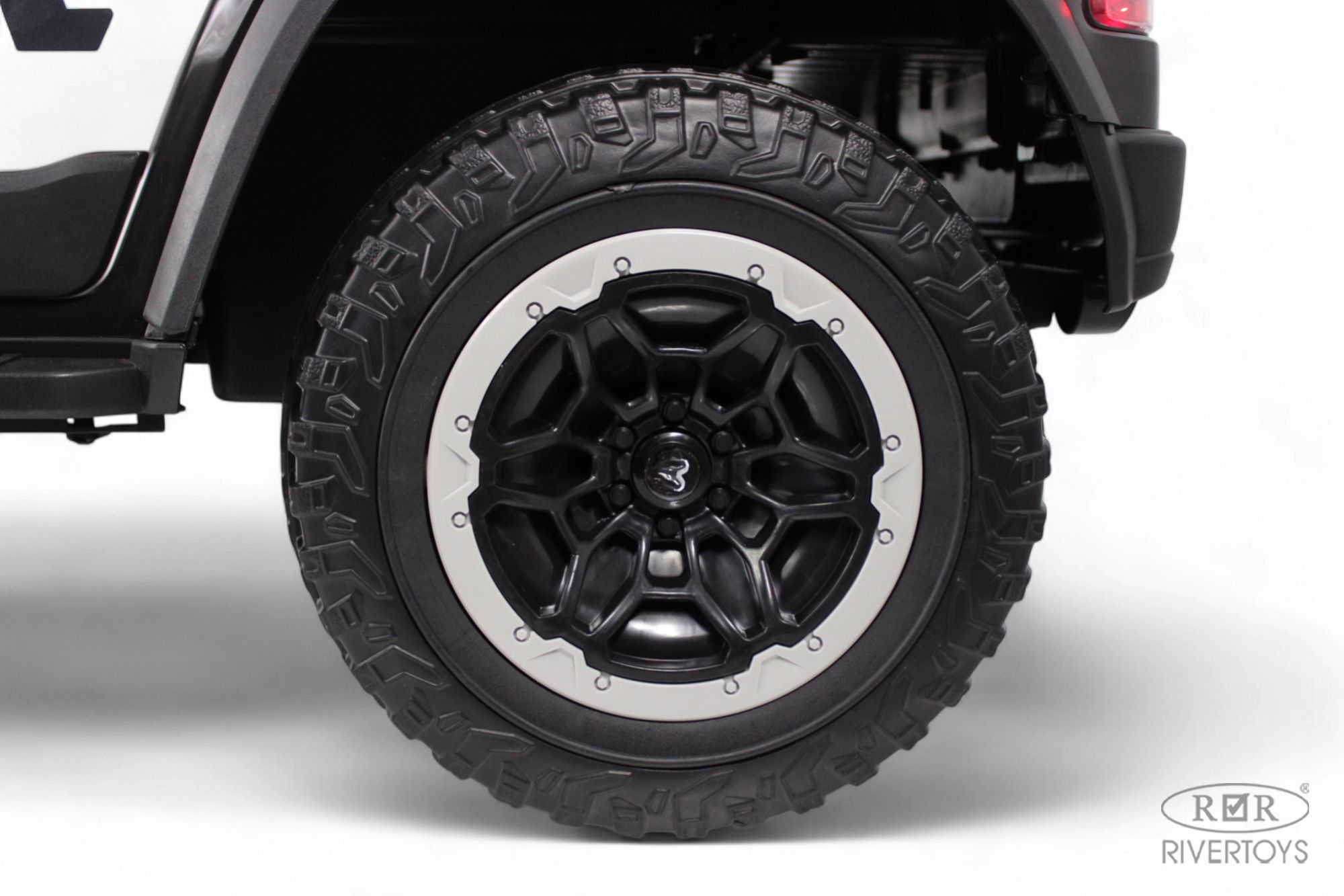 Электромобиль RIVERTOYS O111OO-RAM-BLACK С пультом ДУ - фото 5