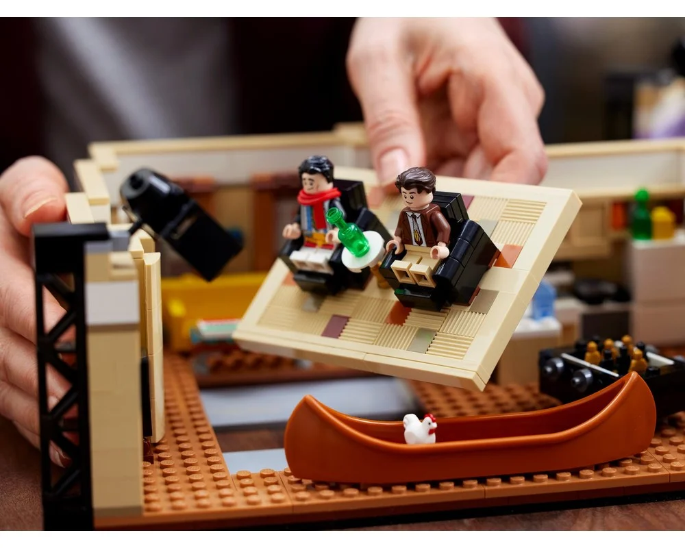 Конструктор LEGO Ideas 10292 2019 дет. - фото 24