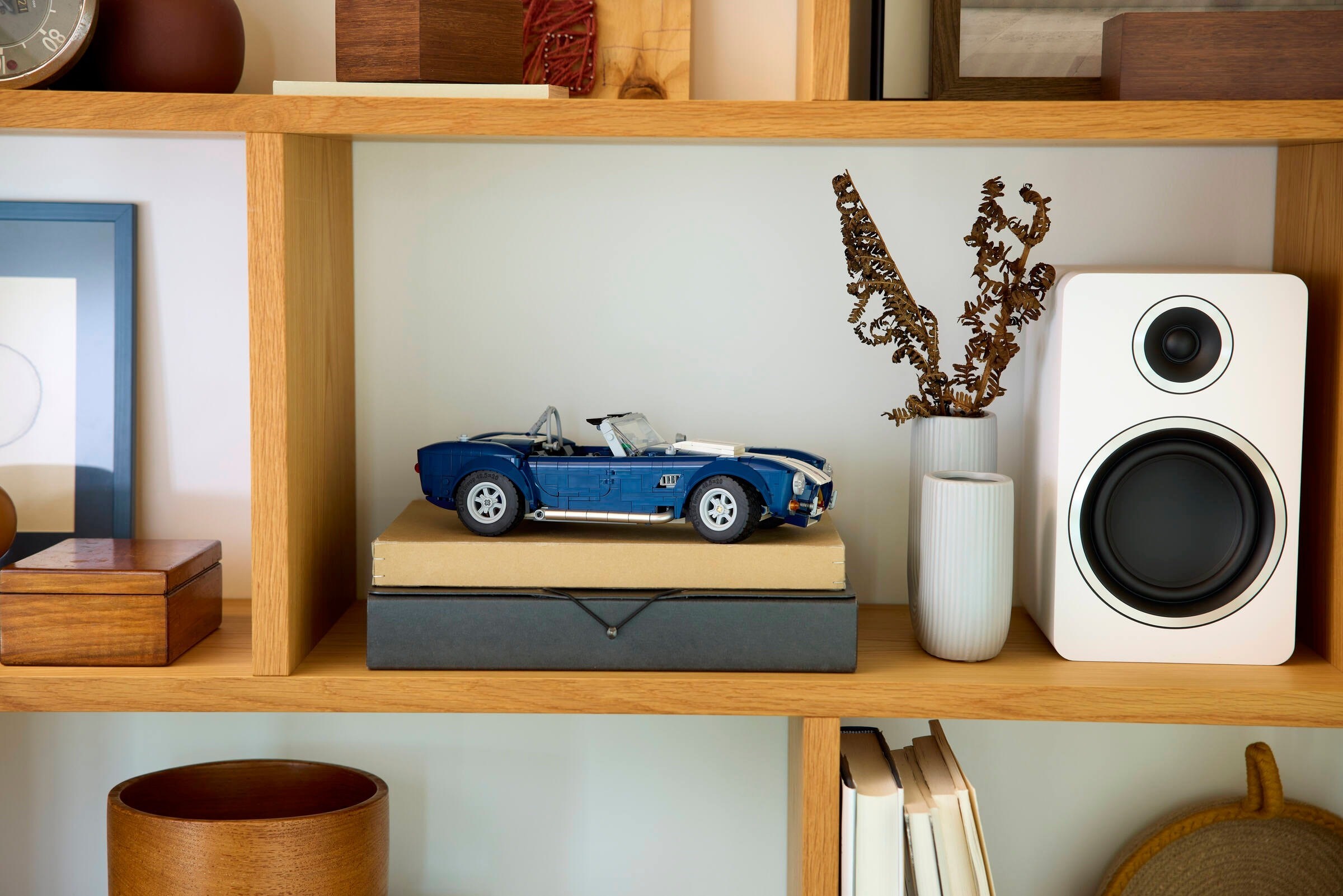 Конструктор LEGO Icons 10357 1241 дет. - фото 9