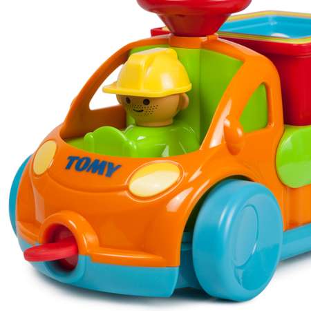 Грузовик Tomy с пирамидкой