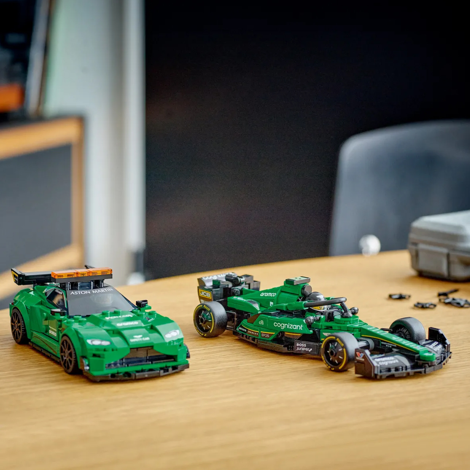 Конструктор LEGO Speed Champions Aston Martin Safety Car 564 дет. - фото 9