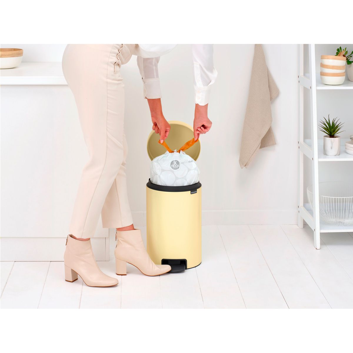 Бак мусорный Brabantia NewIcon с педалью ванильно-желтый 12л 233807 - фото 8