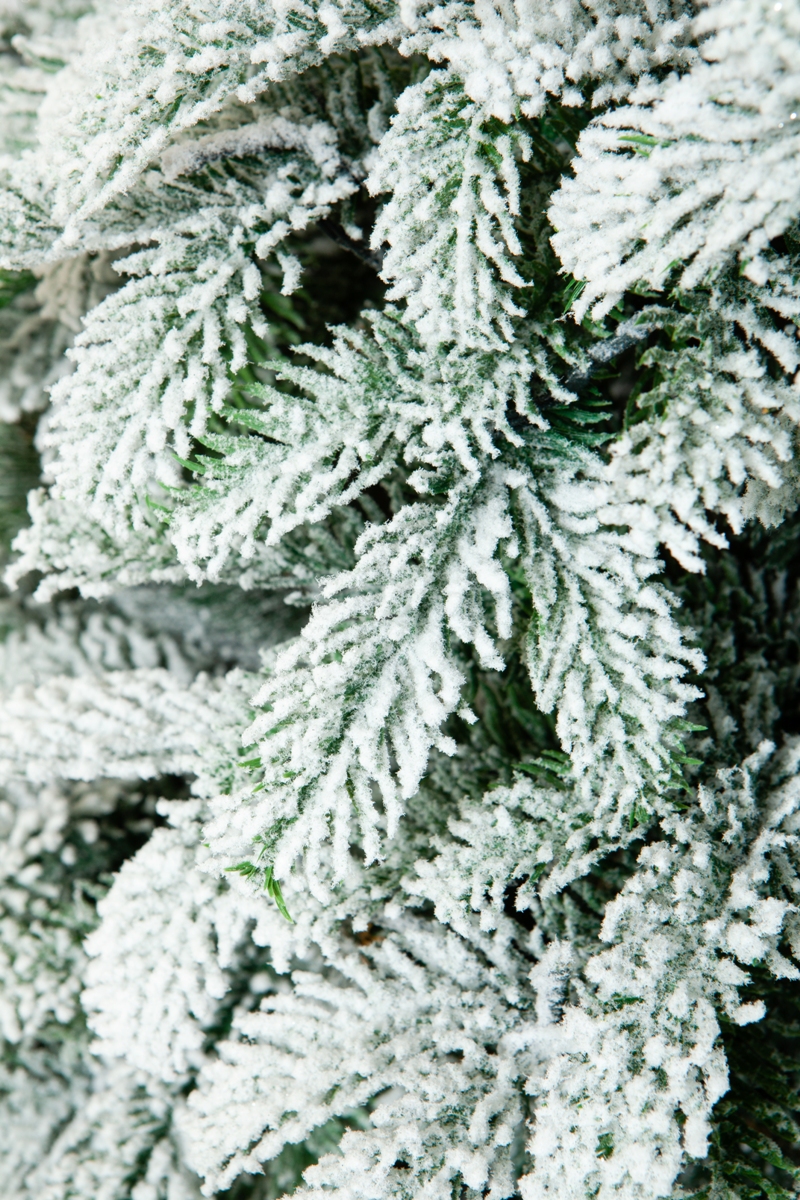 Искусственная елка Crystal Trees Власта заснеженная с вплетенной гирляндой 210 см. - фото 4