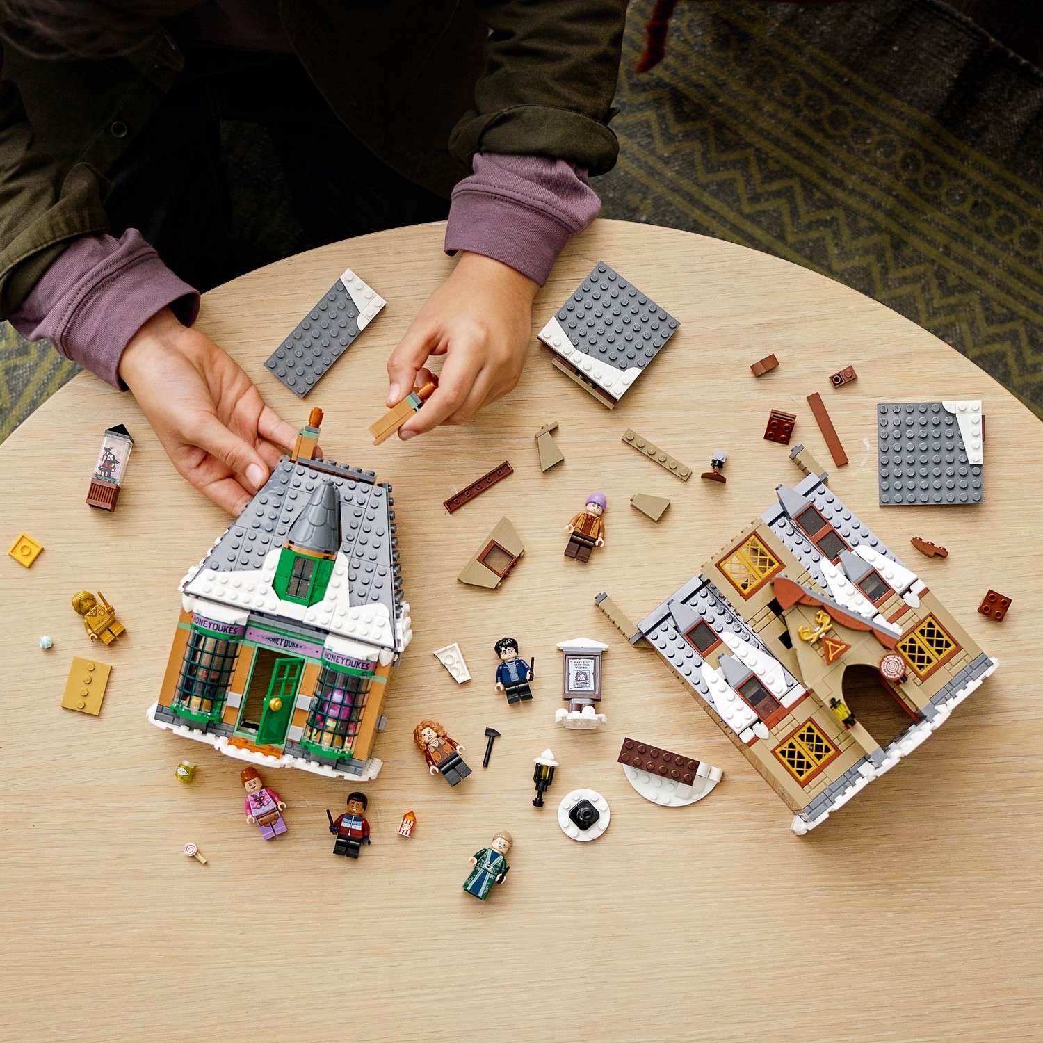Конструктор LEGO Harry Potter Визит в деревню Хогсмид - фото 12